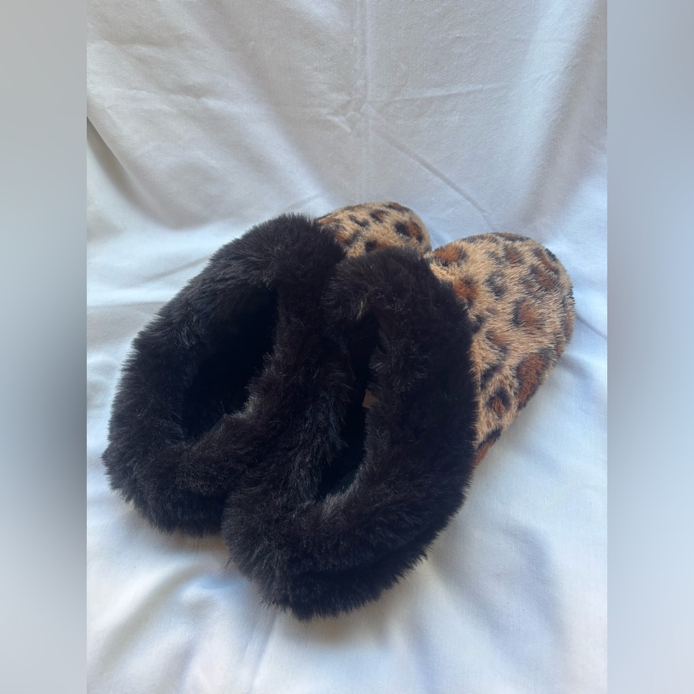 Cuddle Duds women's leopard slippers size 11/12 - Picture 3 of 5